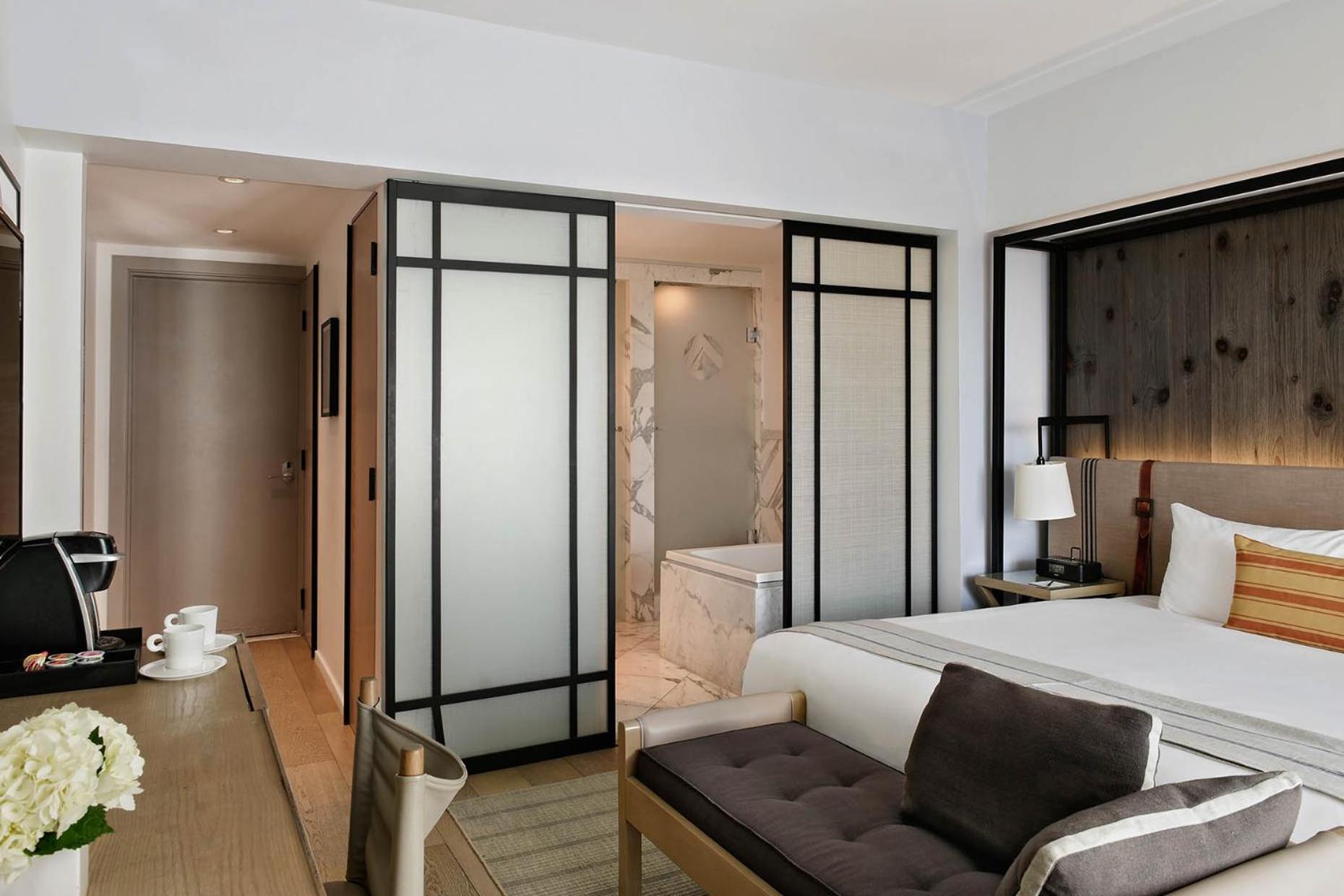 Zimmer mit Kingsize-Bett und Zugang zum Pool