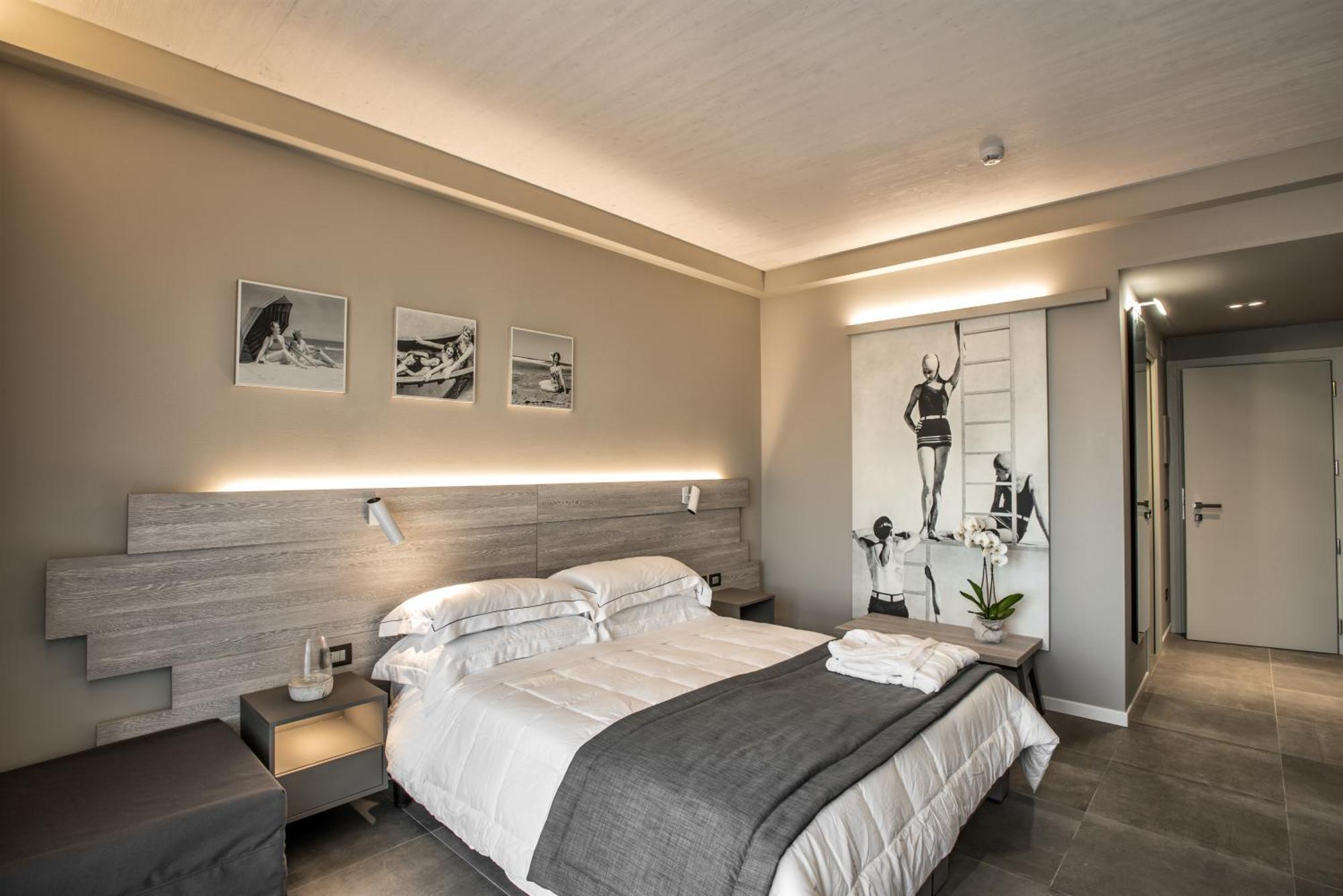 Double or Twin Room with Side Sea View,1433313850:JPEG