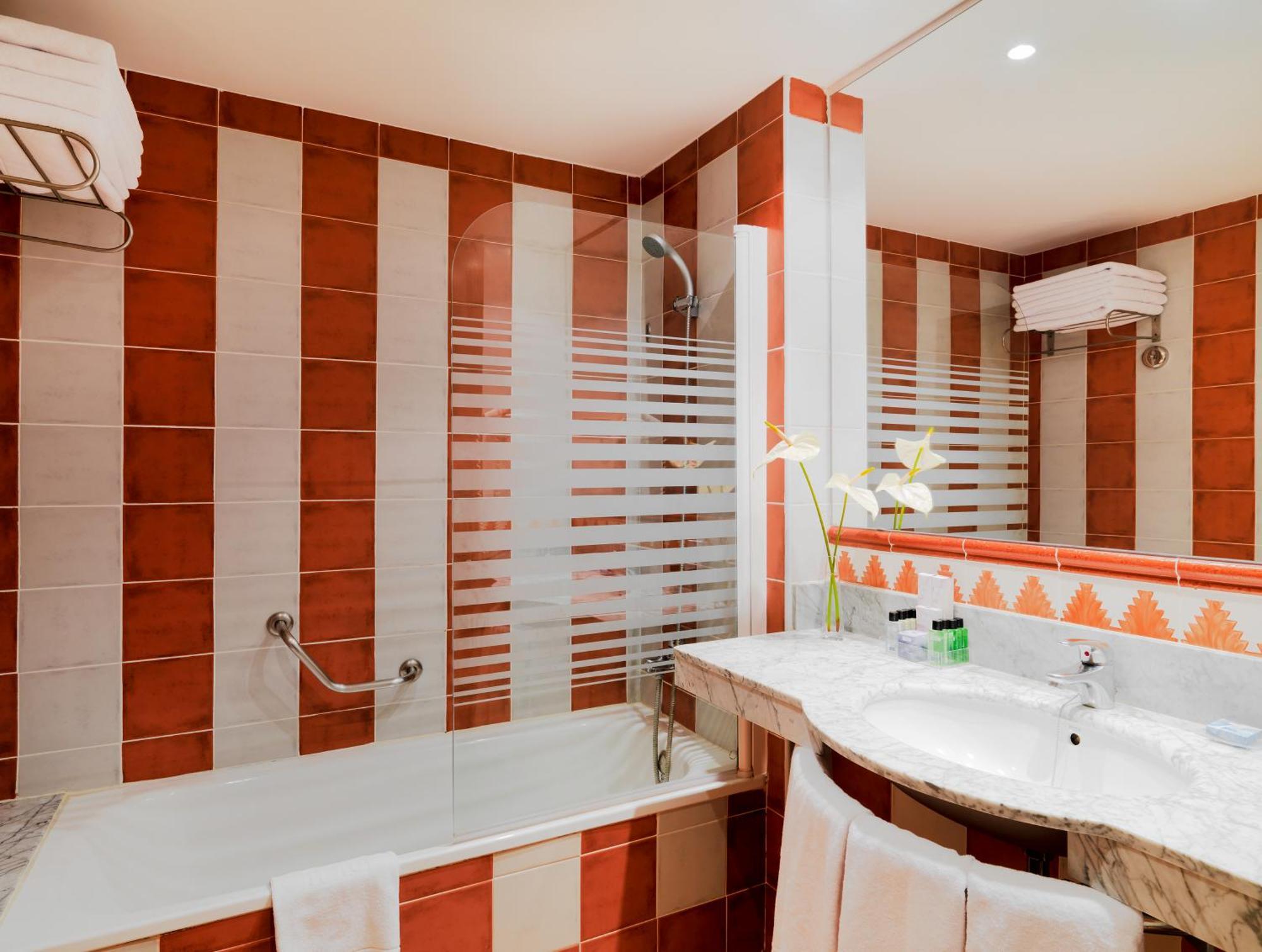 Chambre Double Supérieure (2 Adultes) - Vue sur Piscine