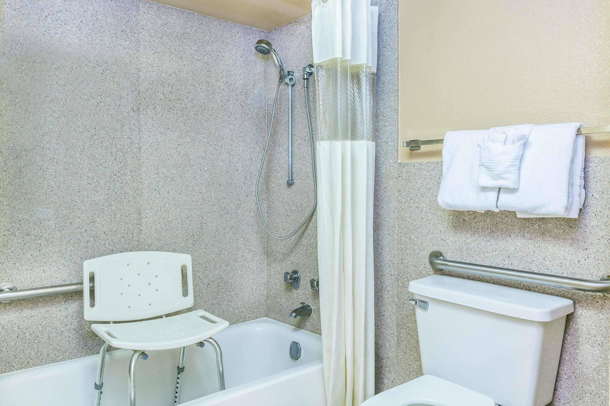 Chambre Lit King-Size - Accessible aux Personnes à Mobilité Réduite - Non-Fumeurs