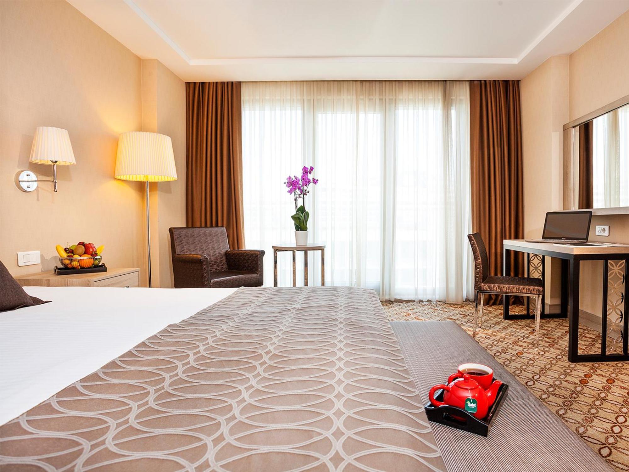 Superior Kamer met Kingsize Bed en Gedeeltelijk Uitzicht op Zee