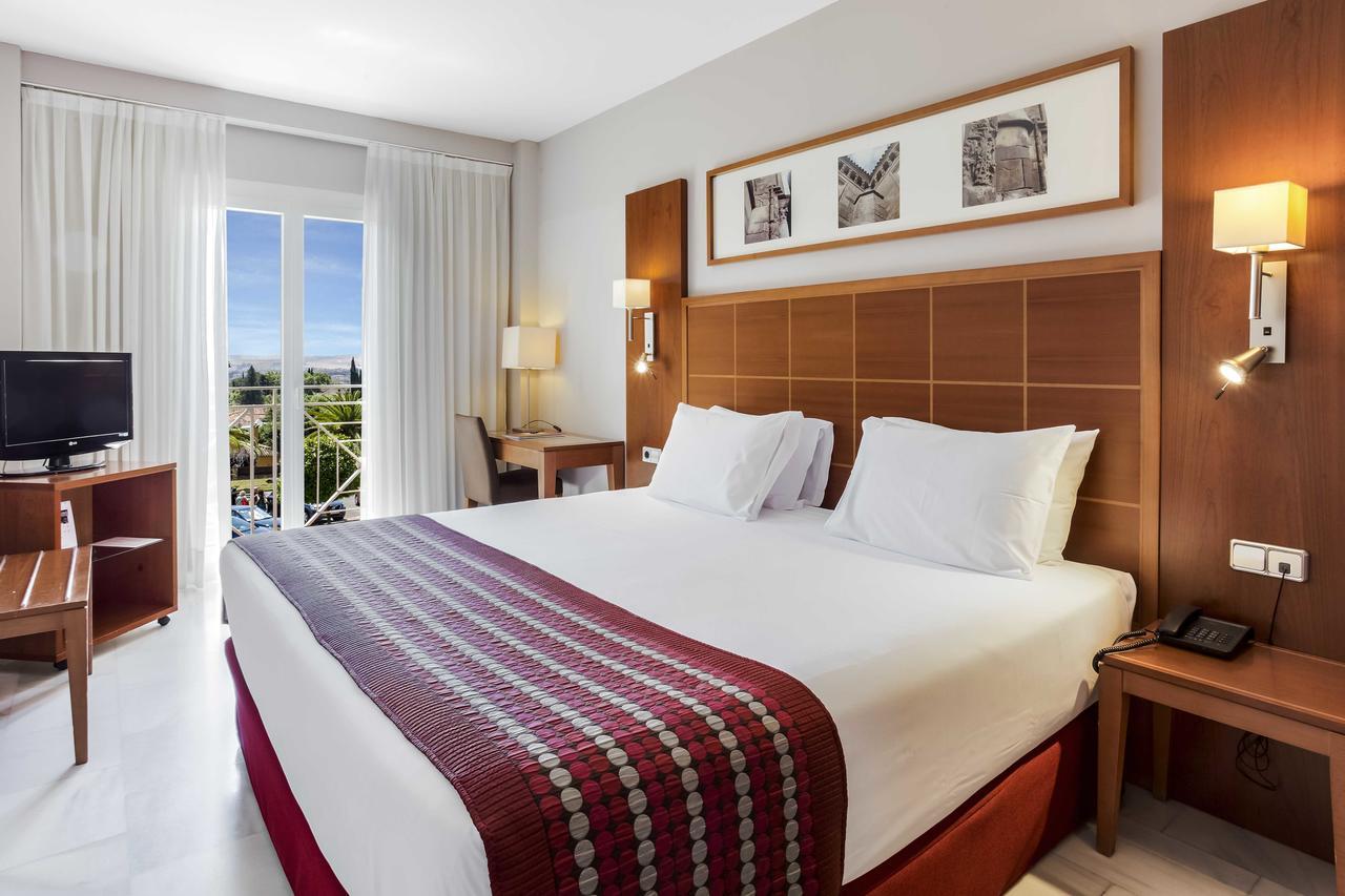Habitación con cama grande