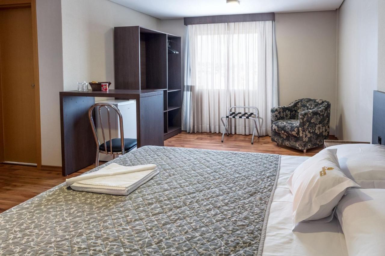 Quarto Grande com Cama de Casal ou 2 de Solteiro