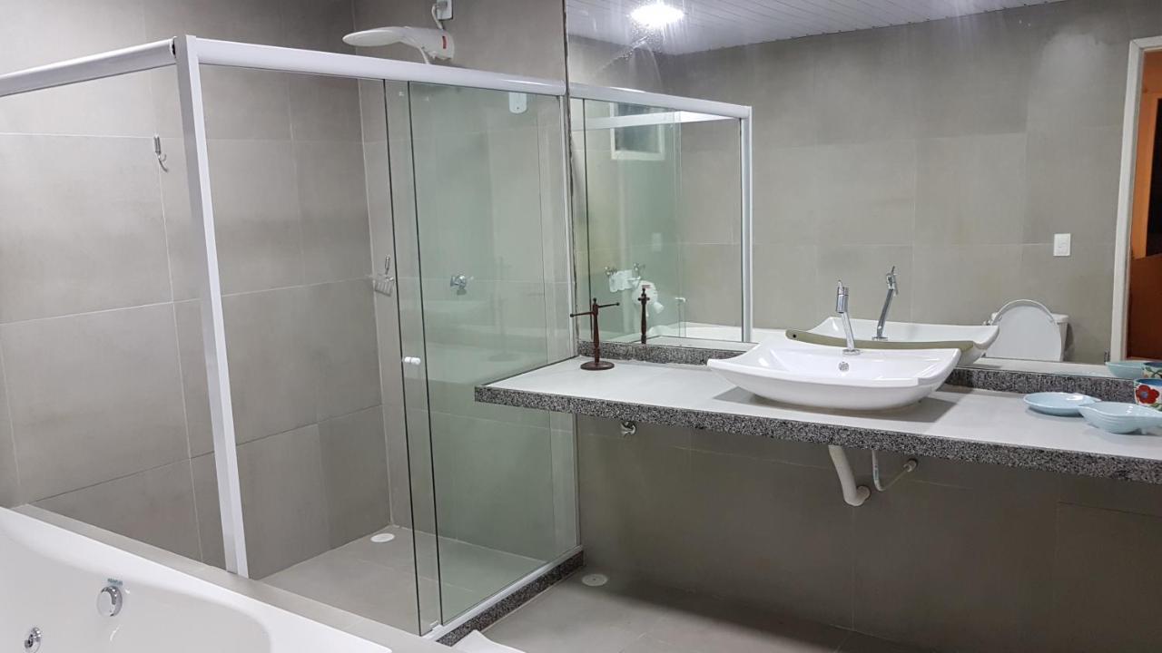 Suíte com Cama King-size e Banheira de Hidromassagem