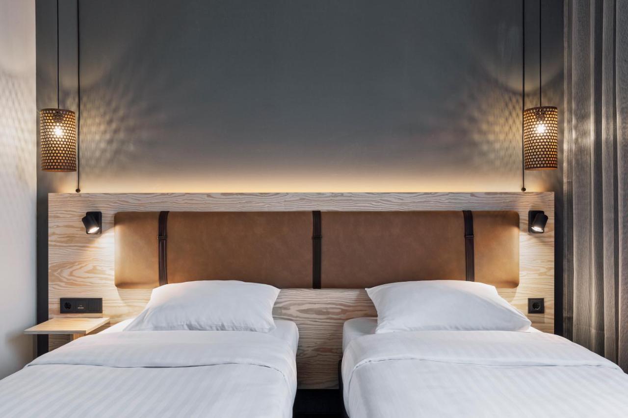Zweibettzimmer Moxy Sleeper mit 2 Einzelbetten