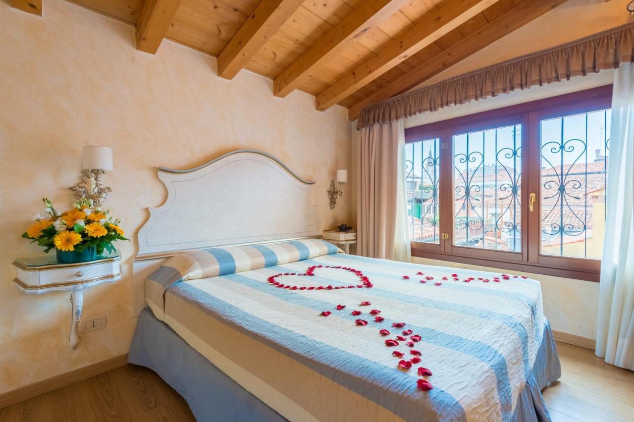 Quarto Clássico com Cama de Casal ou 2 de Solteiro