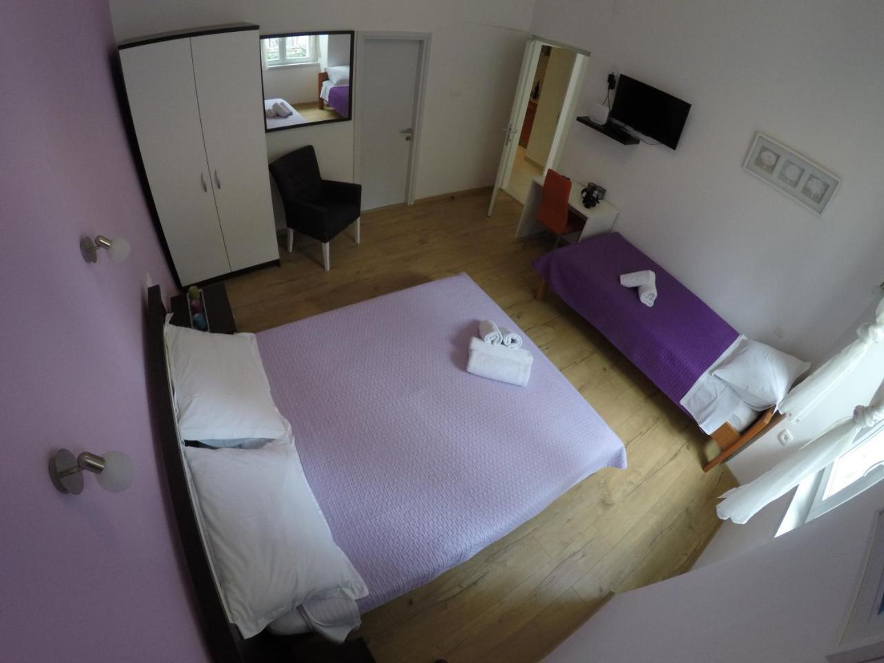 Dreibettzimmer mit eigenem Bad