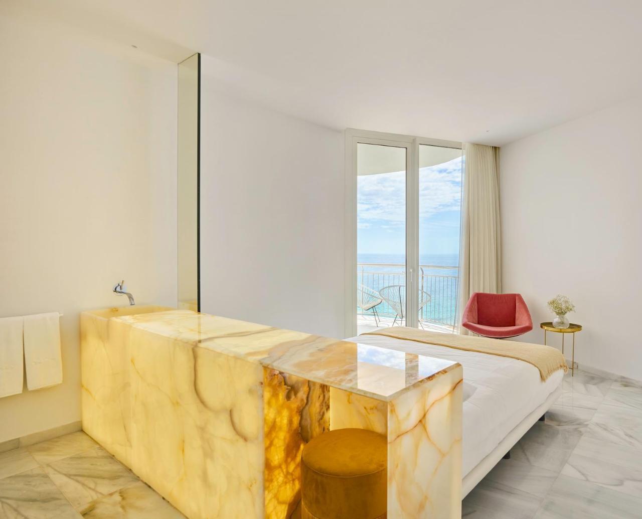 Chambre Double Supérieure - Vue Latérale sur Mer et Balcon