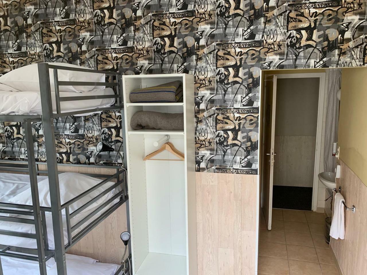 Chambre Triple avec Lits Superposés et Toilettes Communes