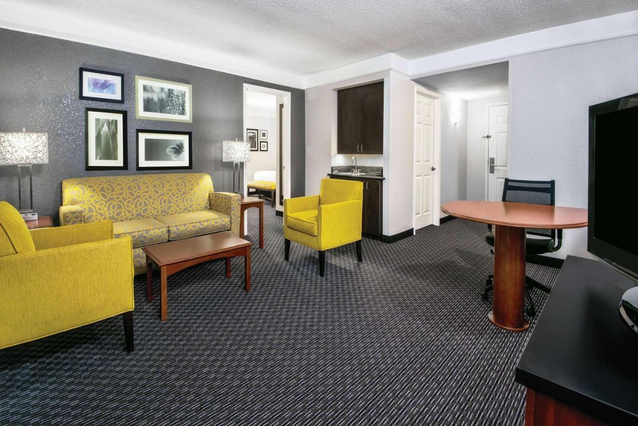 Deluxe King Suite - Non-Smoking,1011792220:JPEG