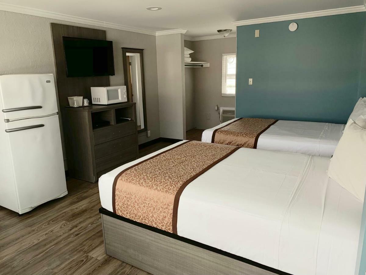 Motel Room with Two Double Beds- Max 4,799530192:JPEG