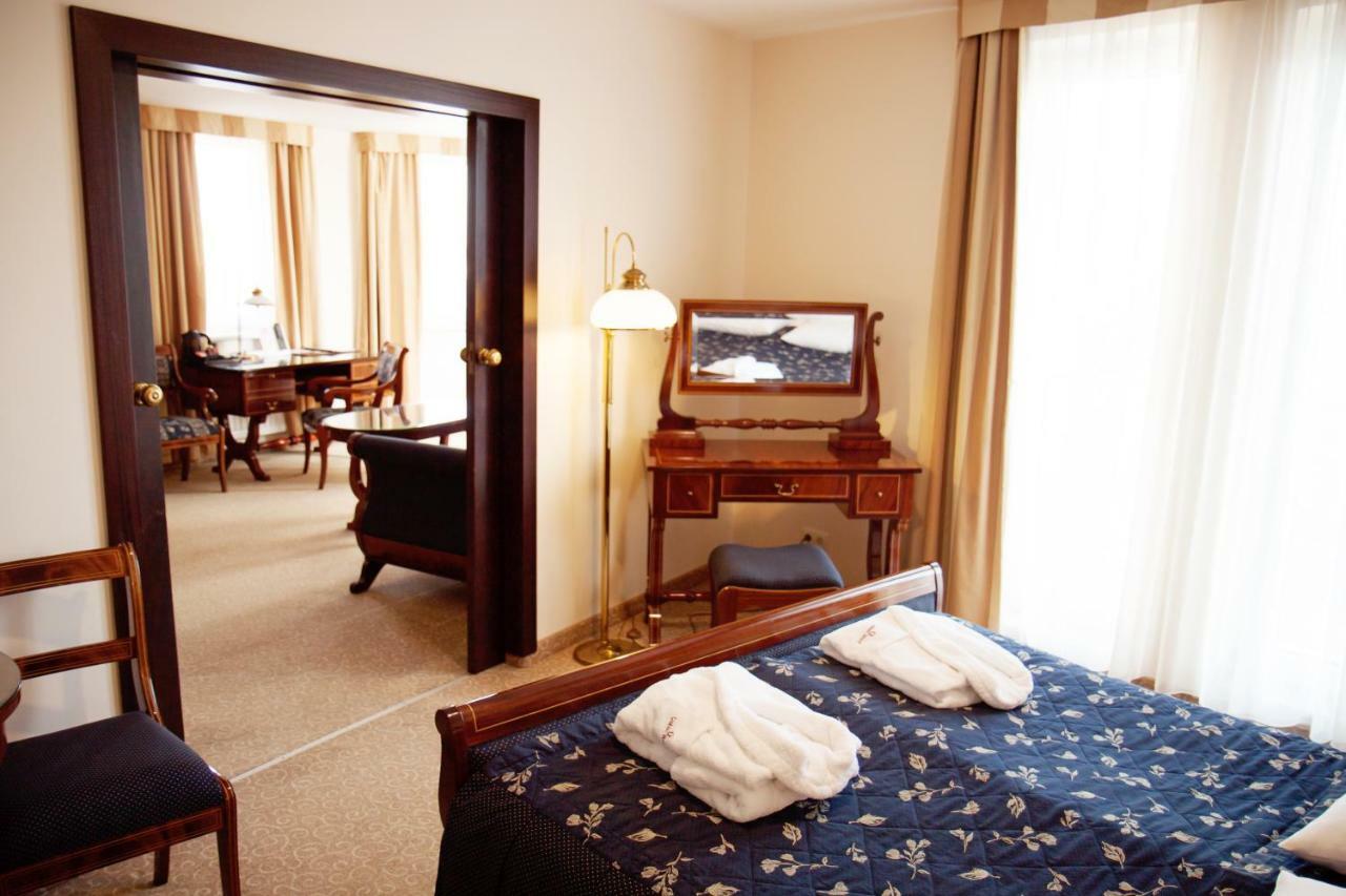 One-Bedroom Apartment,799137858:JPEG