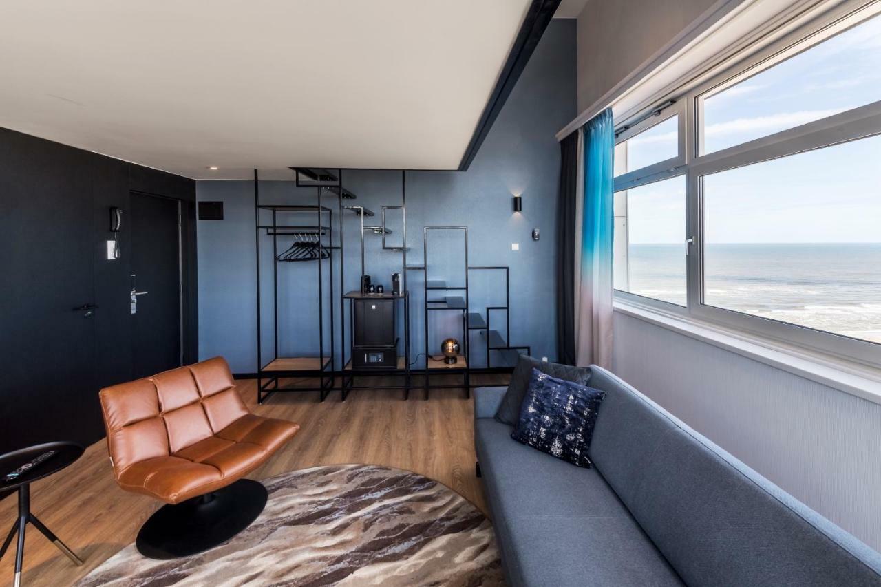 Loft 18K4 mit Badewanne und seitlichem Blick auf das Meer und die Landschaft