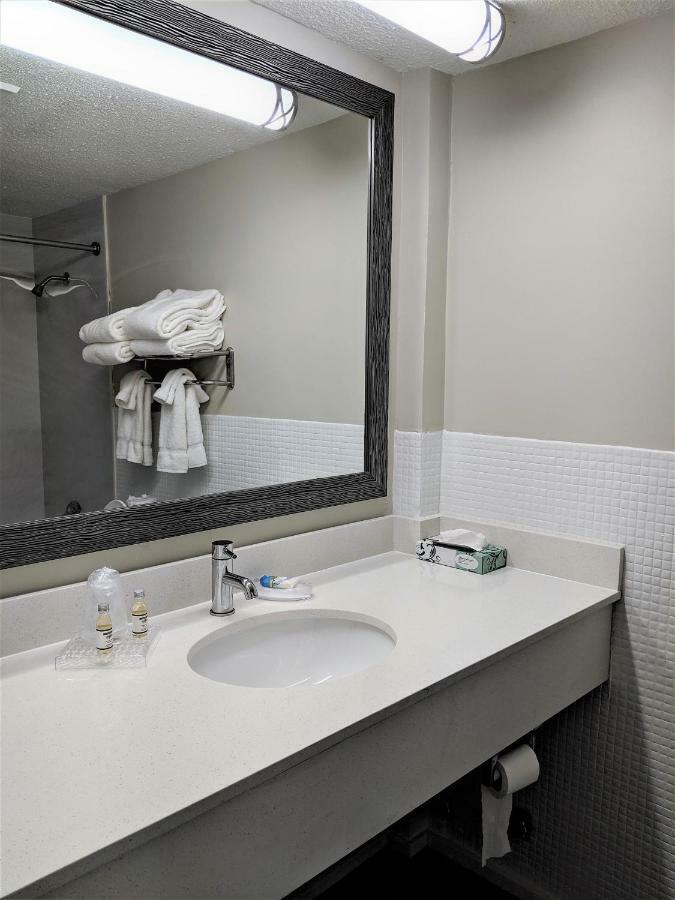 Deluxe Room with Two Queen Beds - Lake View
