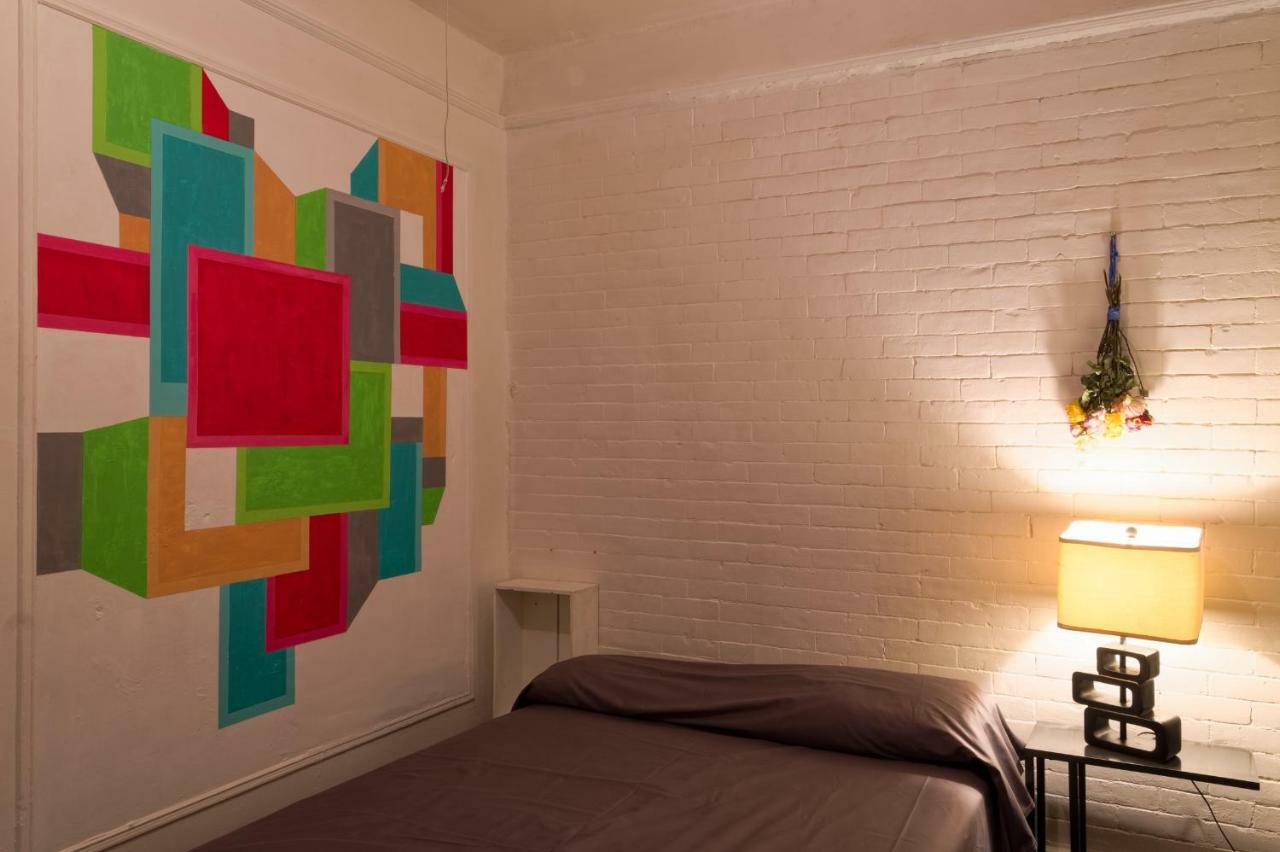 Deze driepersoonskamer heeft een gedeelde badkamer.