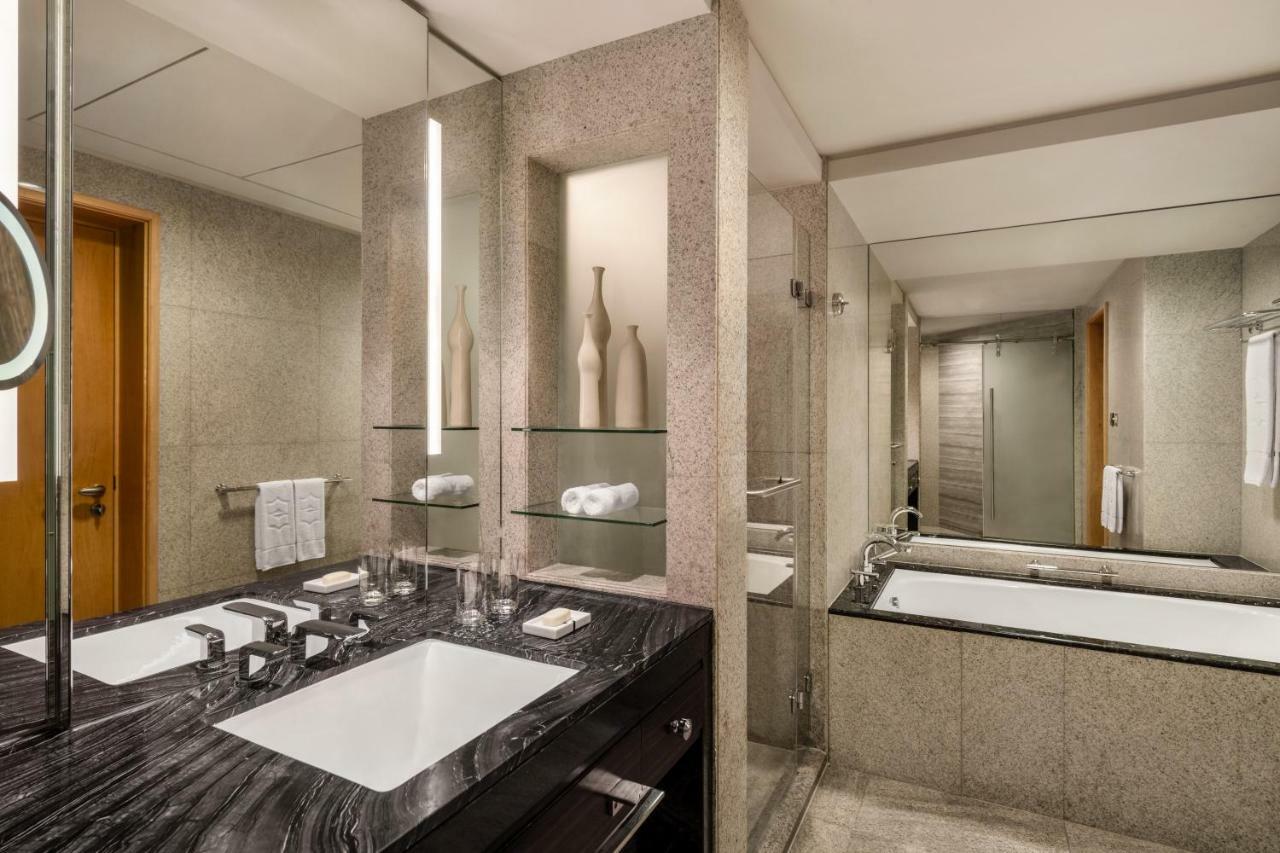 Zimmer mit Kingsize-Bett und Aussicht auf den Wolkenkratzer Burj Khalifa