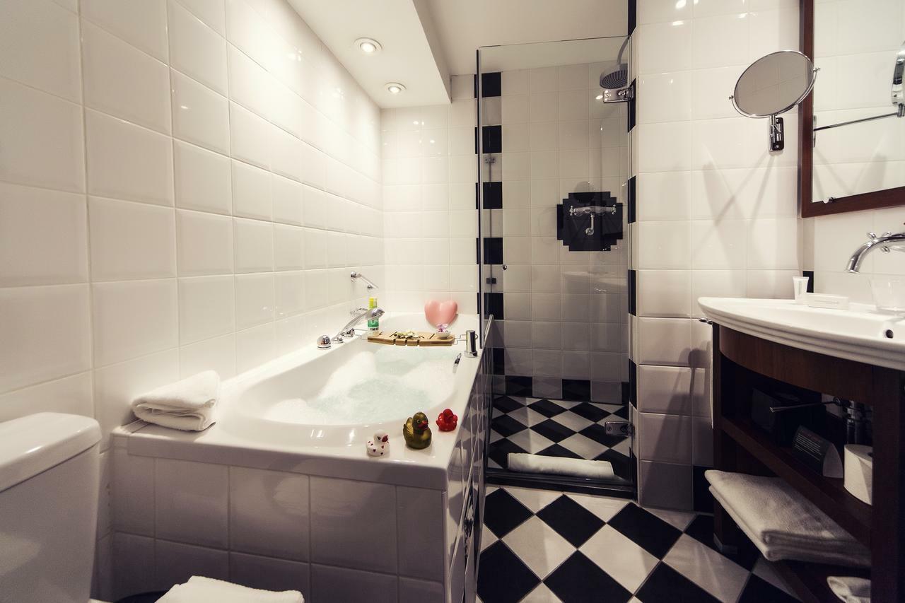 Hoofdsuite met uitzicht op de gracht.