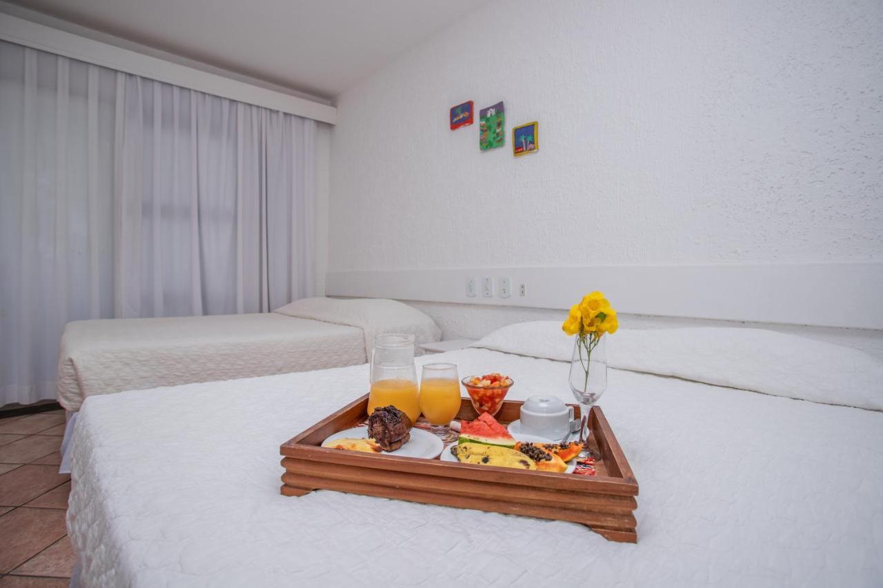 Suíte com Cama Queen-size e Vista da Piscina