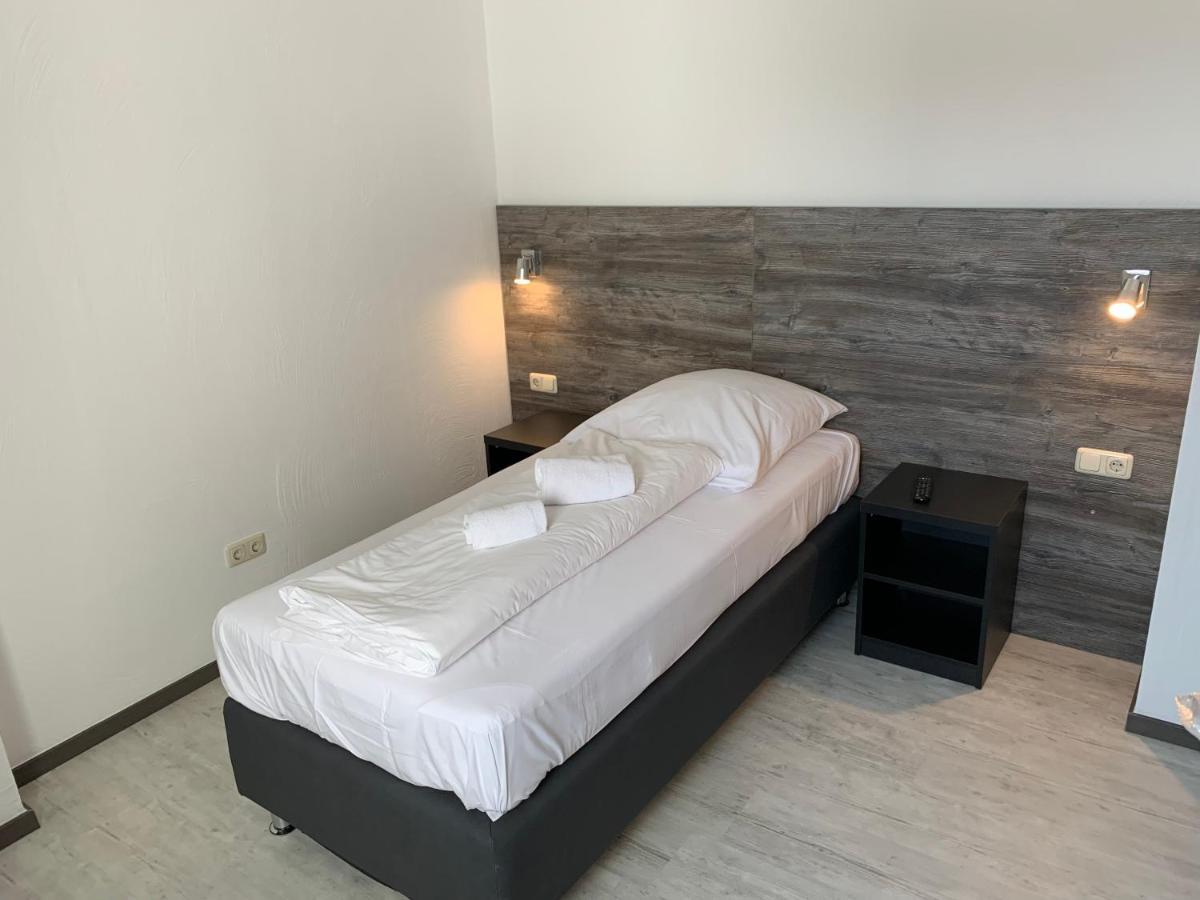 Single Room,886062820:JPEG