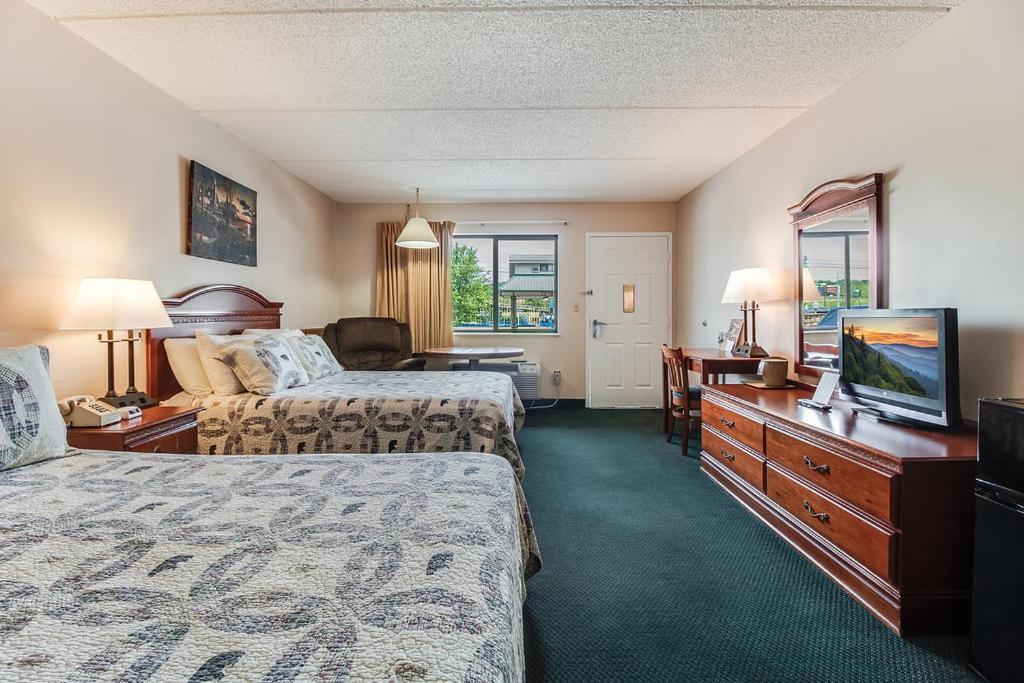 Queen Room with Two Queen Beds - Smoking,932586022:JPEG