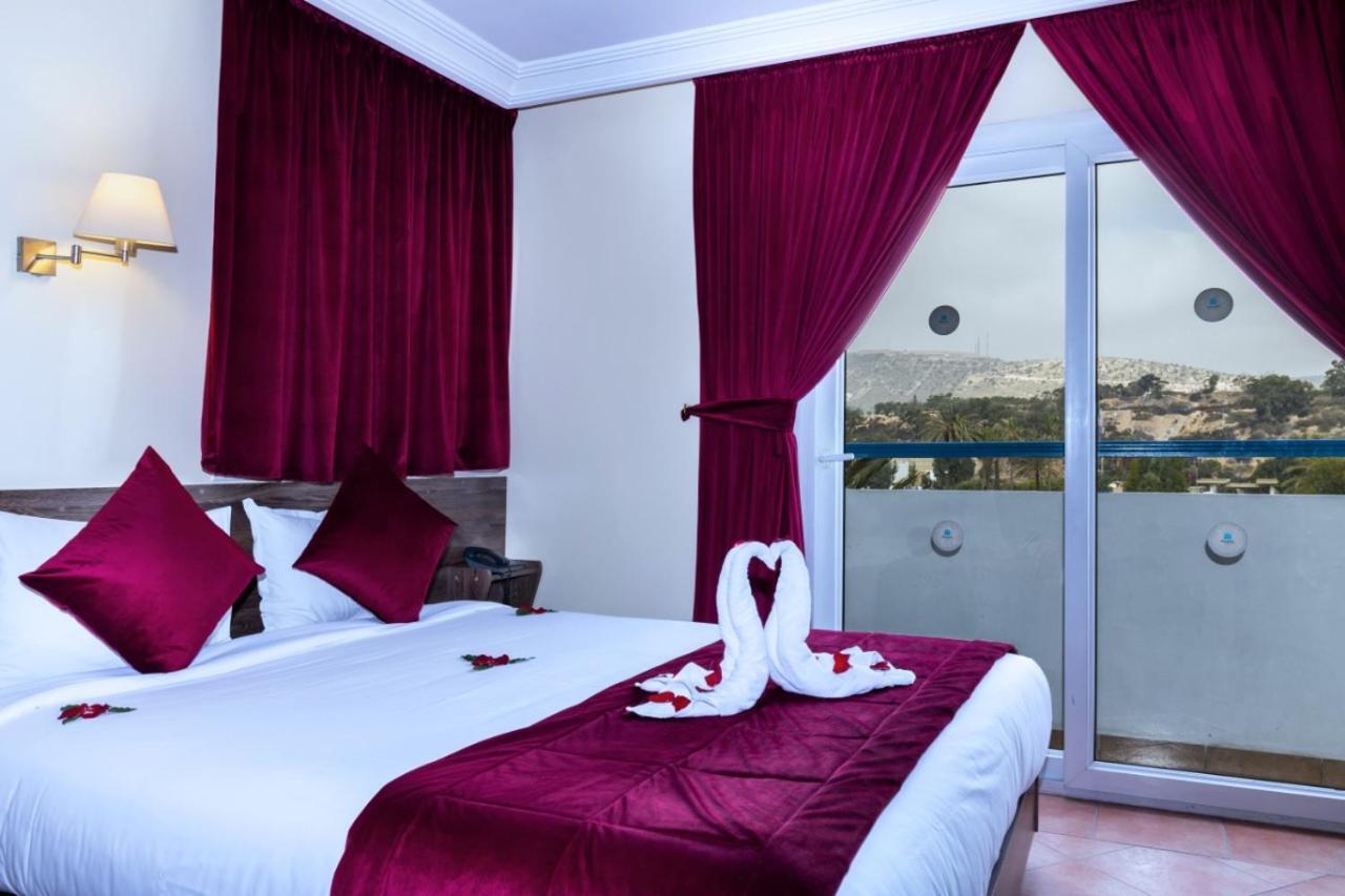 Chambre Double ou Lits Jumeaux - Vue sur Piscine
