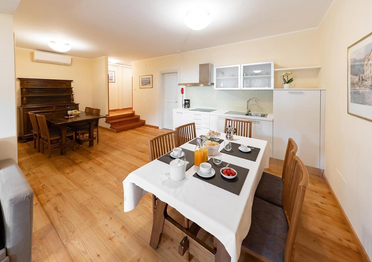 Three-Bedroom Apartment Plus with Lake View,937962649:JPEG