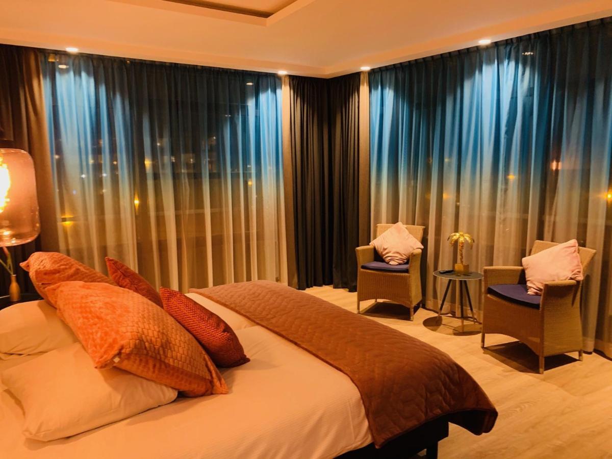 Großes Zimmer mit seitlichem Meerblick