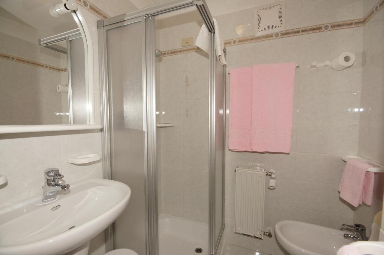 Large Double or Twin Room,966726229:JPEG