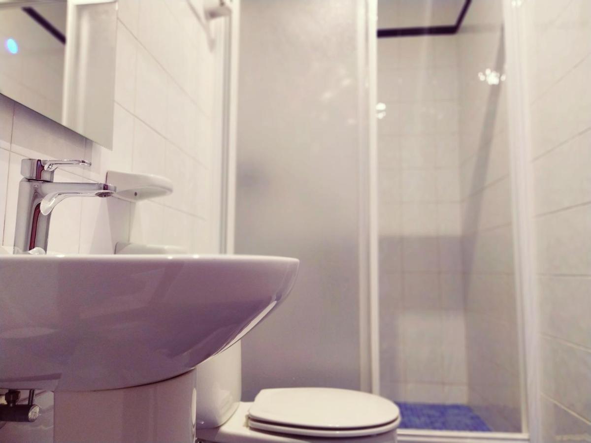 Twin Room with Private Bathroom and Extra Bed,974170327:JPEG