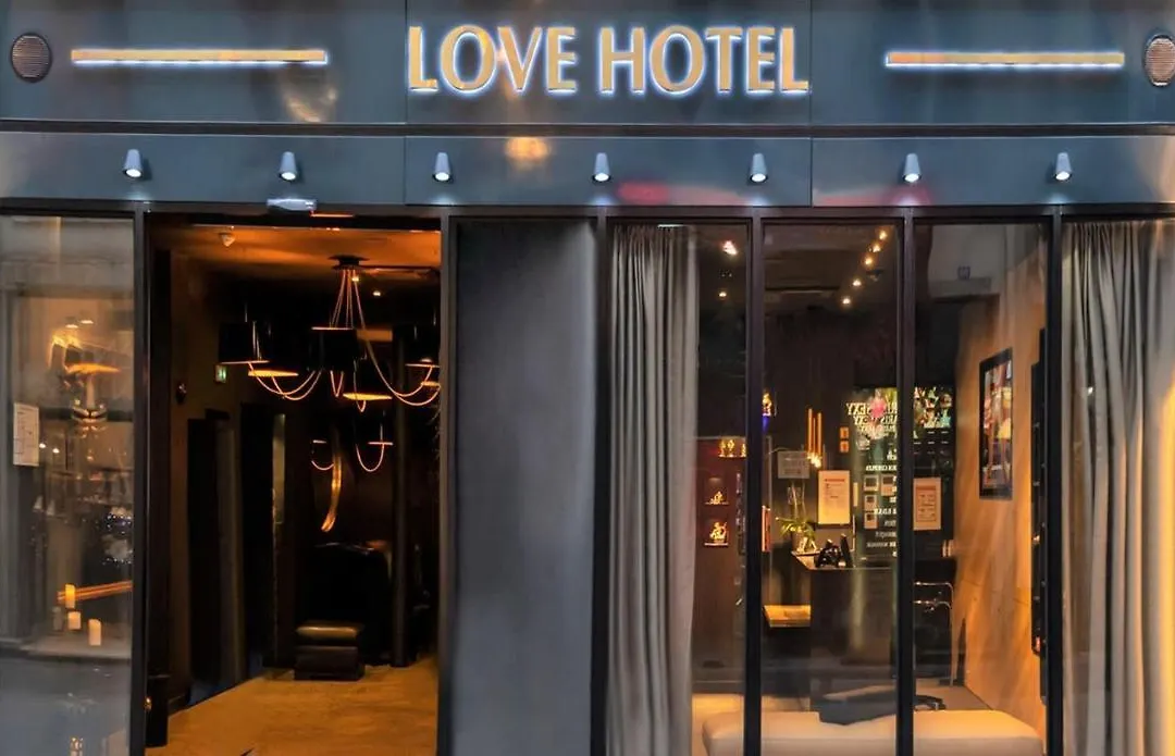 Love Hôtel avec nuit insolite au Dandy et Jacuzzi privatisé-1