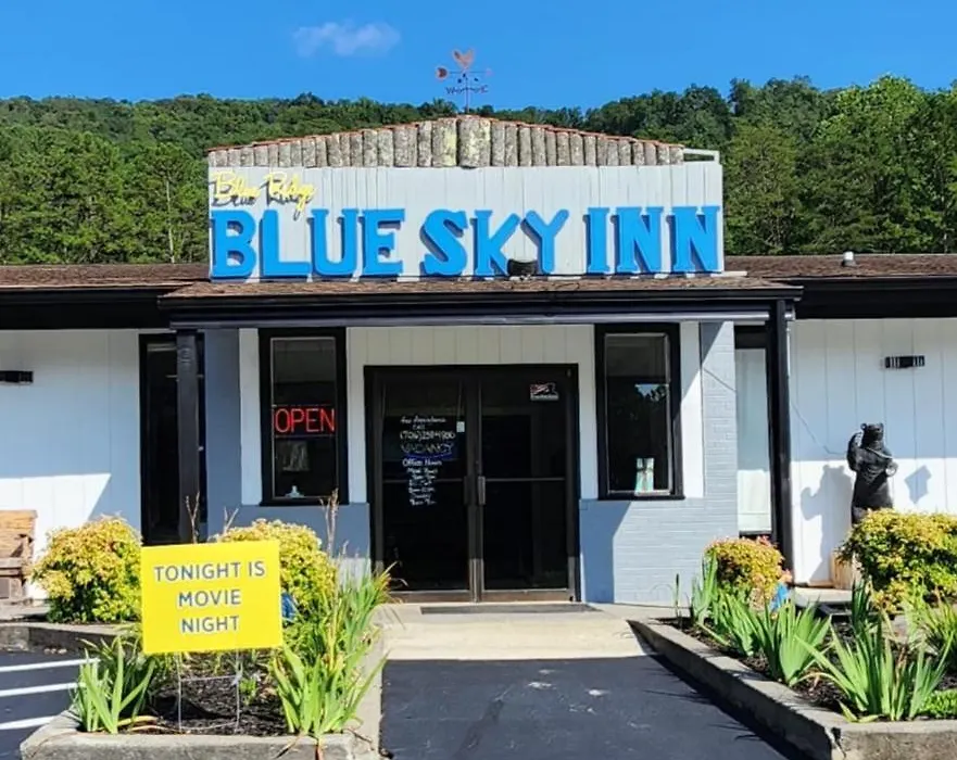Blue Sky Inn: Pet-Friendly Oasis with Renovated Rooms-1