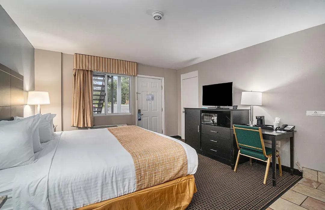 Travelodge By Wyndham Traverse City Mi-1