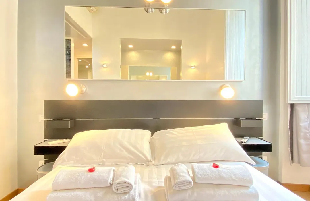 Kiss Me Rome Luxury Rooms-1
