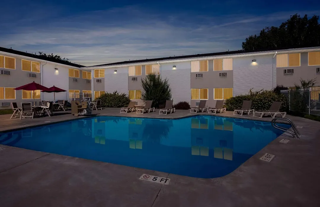 Econo Lodge-1