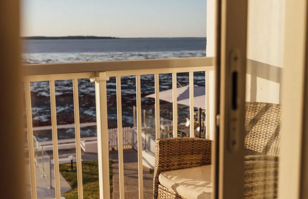 Beach Hotel - Le Grand Chalet-1