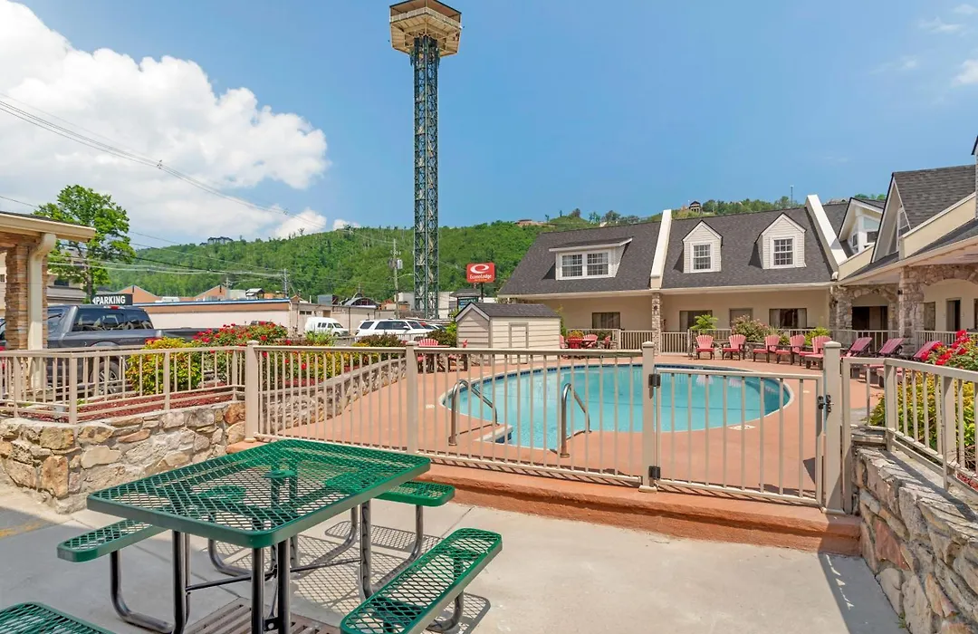 Econo Lodge Inn & Suites Gatlinburg At The Convention Center-1