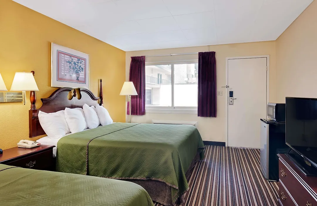 Travelodge By Wyndham Chambersburg-1