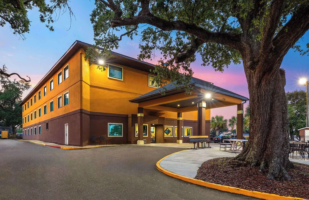 Days Inn By Wyndham Biloxi Beach-1