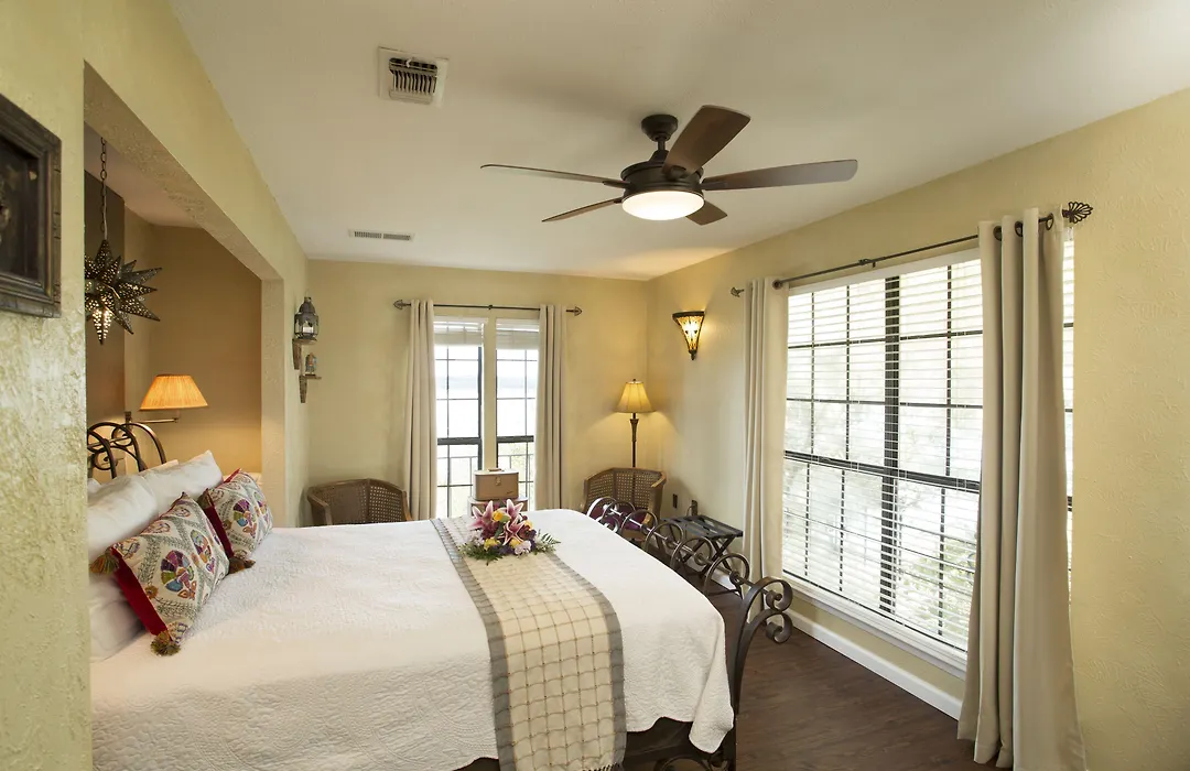 Lakehouse Bed And Breakfast-1
