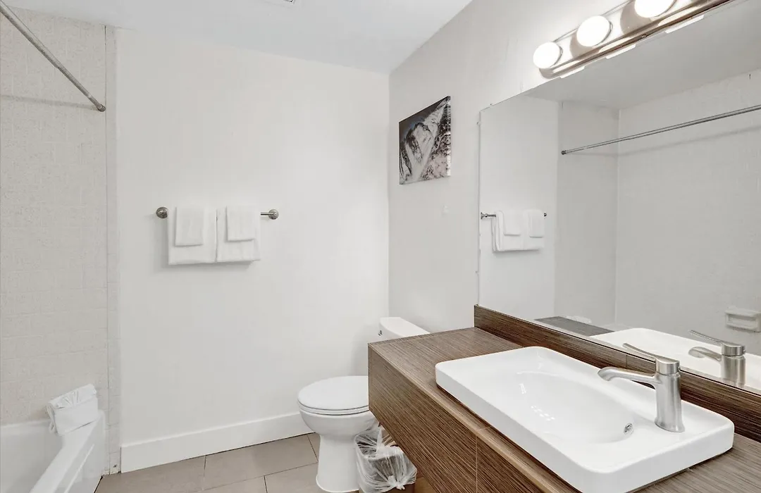 Oceanside Marina Suites - A Waterfront Hotel-1