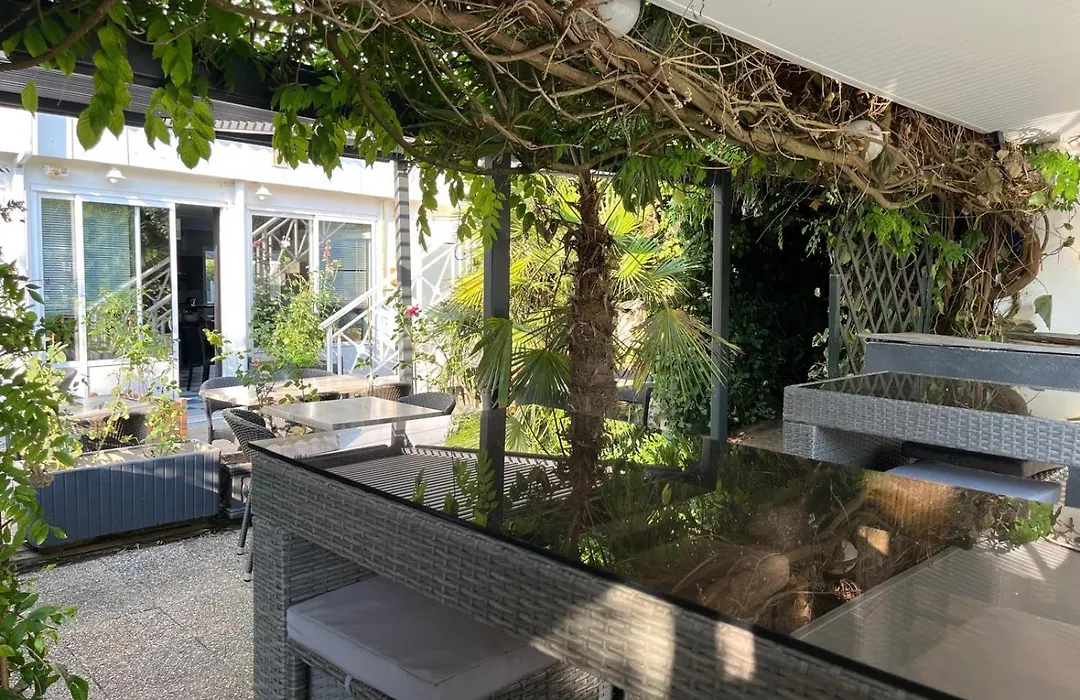Hotel De La Mer-1