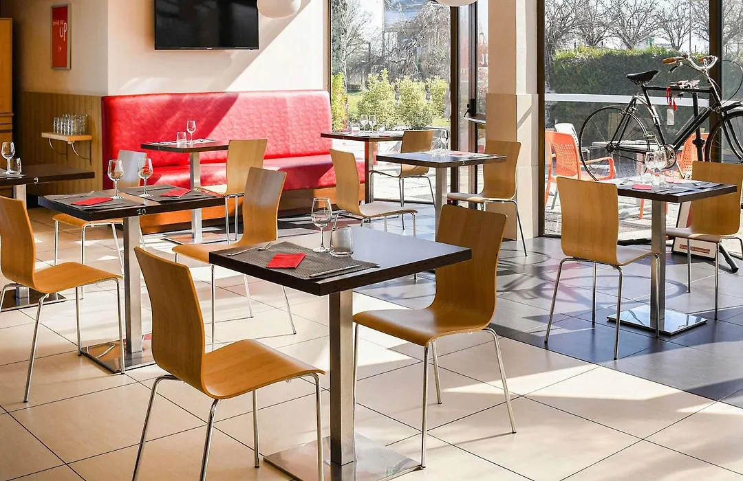 ibis Saintes-1