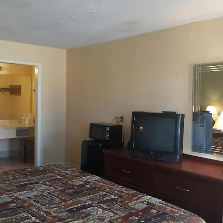 Rest Inn - Extended Stay, I-40 Airport, Wedding & Event Center-3