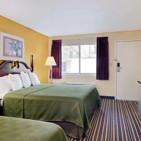 Travelodge By Wyndham Chambersburg-3