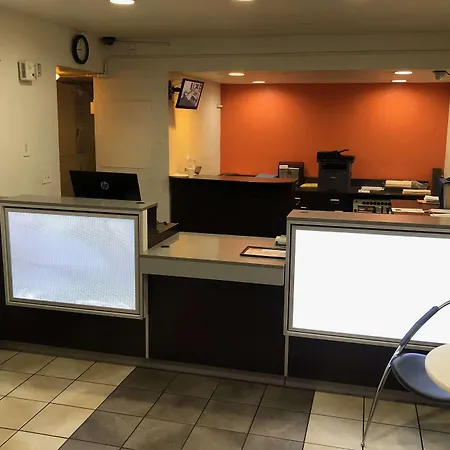 Travelodge By Wyndham Pompano Beach-3