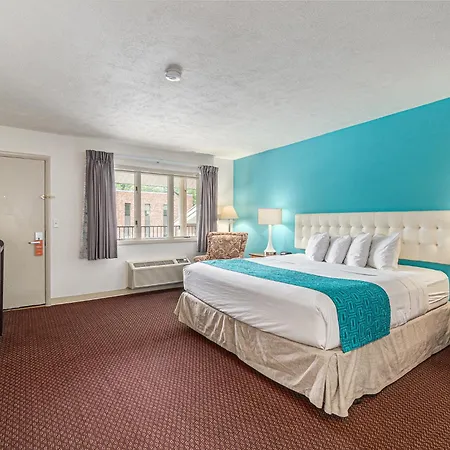 Howard Johnson By Wyndham Traverse City-2
