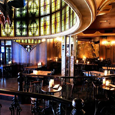 Queen Hotel-2