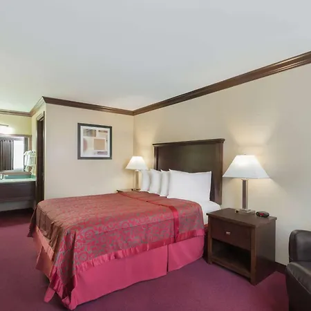 Days Inn By Wyndham Auburn-3
