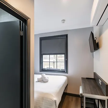 Easyhotel Victoria-2