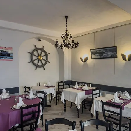 Logis Hôtel Les Chardons Bleus RESTAURANT LE BISTROT DE LA MER-3